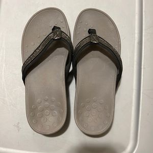 Womens size 9 wide Vionic platform sandals